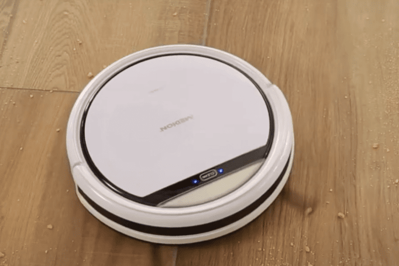 Medion MD 19500 reinigt auf einem Hartboden